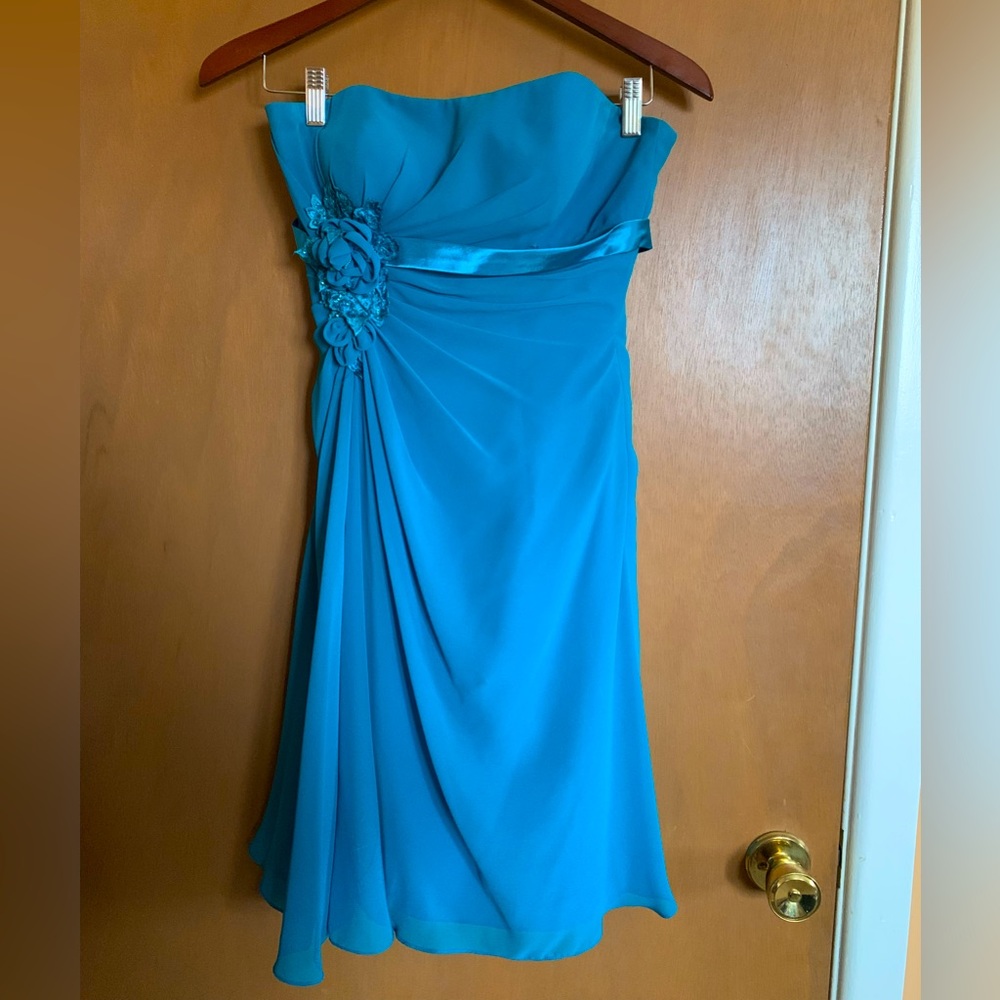 Beautiful strapless flowy blue dress 👗